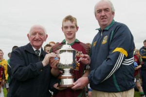 Kiltale captain David Schilder recieves the Meath U14 Hurling championship cup from Ted Murtagh (sponsor, left) and Michael Mullally Chairman of the Meath Juvenile Hurling Board